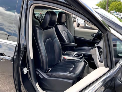 Used 2023 Chrysler Pacifica Touring-L FWD image 9