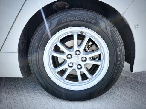 Used 2017 Toyota Prius Prime Advanced w/ Carpet Mat Package FWD image 44