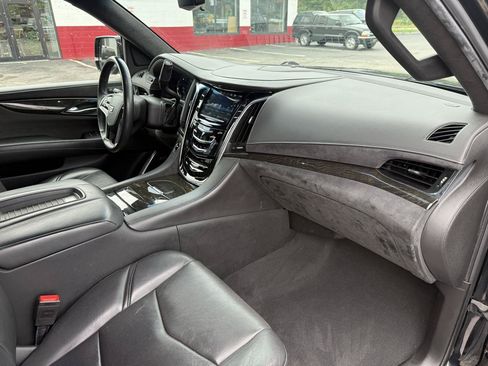 Used 2018 Cadillac Escalade Platinum AWD/4WD image 18