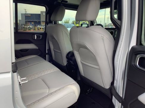 Used 2023 Jeep Wrangler Unlimited Sahara image 35