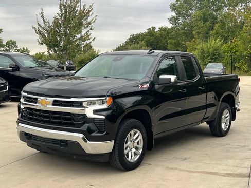 Used 2023 Chevrolet Silverado 1500 LT w/ Z71 Off-Road Package AWD/4WD image 5