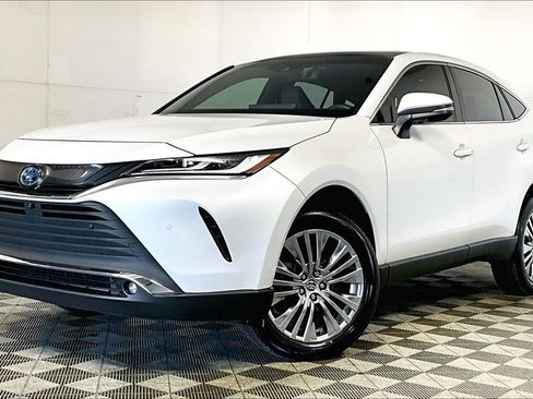 Used 2023 Toyota Venza Limited image 2