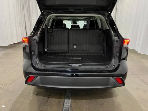 Used 2022 Toyota Highlander XLE AWD/4WD image 12