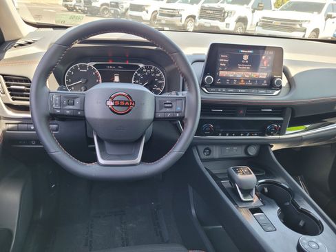 Used 2025 Nissan Rogue SV AWD/4WD image 19