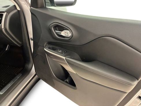 Used 2019 Jeep Cherokee Limited w/ Luxury Group AWD/4WD image 15