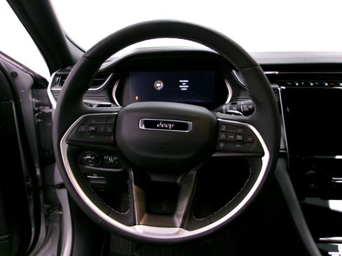 Used 2025 Jeep Grand Cherokee Limited w/ Black Appearance Package AWD/4WD image 7