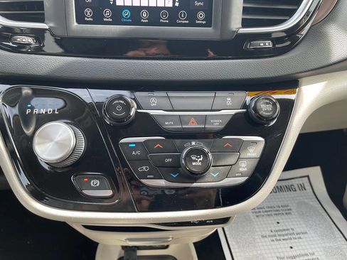 Used 2020 Chrysler Voyager Lxi image 26