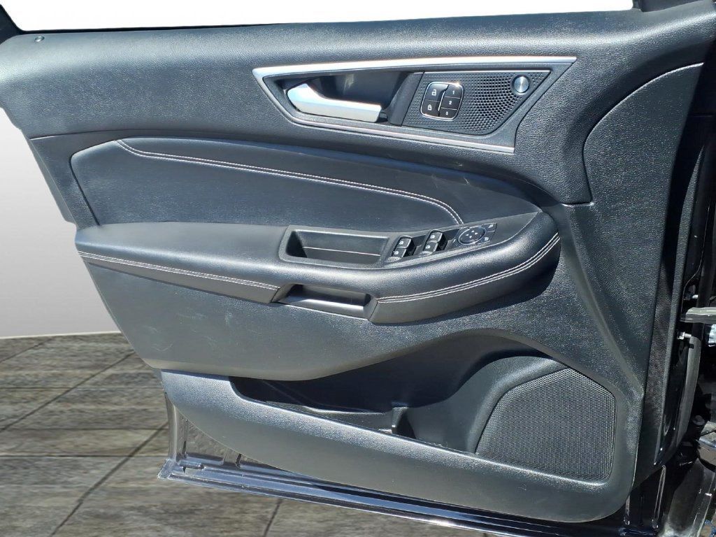 Used 2023 Ford Edge Titanium AWD/4WD image 11