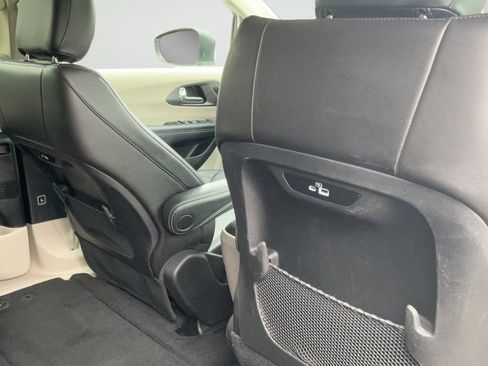 Used 2023 Chrysler Pacifica Touring-L FWD image 22