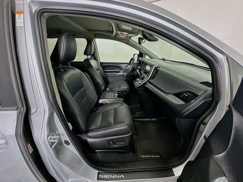 Used 2020 Toyota Sienna SE w/ SE Preferred Package image 33