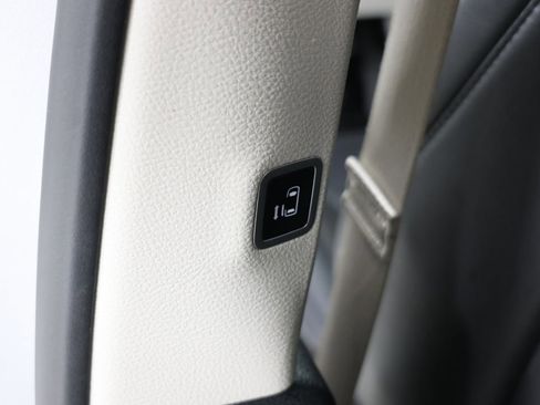 Used 2024 Chrysler Pacifica Touring-L image 34