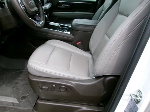 Used 2025 Chevrolet Tahoe Z71 w/ Comfort Package AWD/4WD image 10