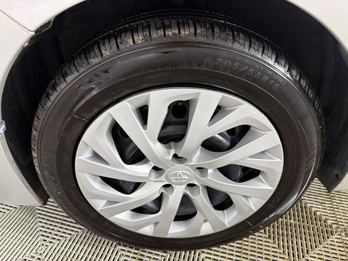 Used 2017 Toyota Corolla LE image 11