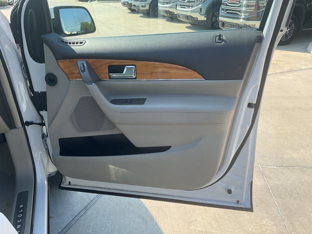 Used 2014 Lincoln MKX FWD w/ Equipment Group 102A image 18