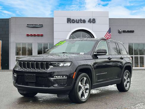 Used 2023 Jeep Grand Cherokee Limited w/ Luxury Tech Group II image 2
