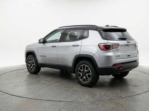 Used 2025 Jeep Compass Trailhawk image 6