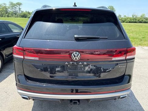 Used 2024 Volkswagen Atlas Peak Edition SE AWD/4WD image 4