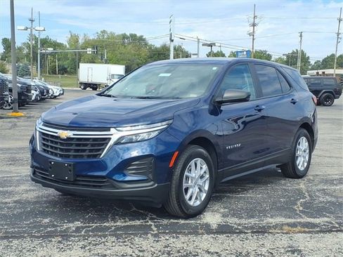 Used 2023 Chevrolet Equinox LS w/ LS Convenience Package image 3