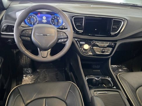 Used 2025 Chrysler Pacifica Limited FWD image 19