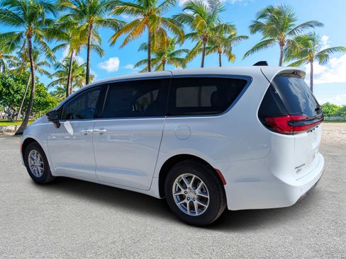 New 2026 Chrysler Pacifica Select FWD image 5