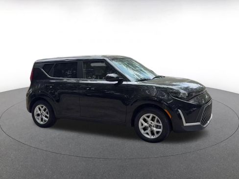 Used 2025 Kia Soul LX w/ LX Technology Package FWD image 2