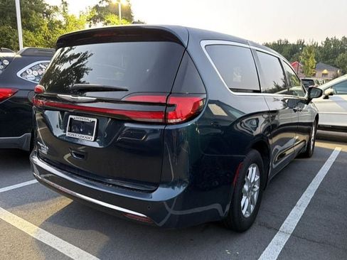 Used 2023 Chrysler Pacifica Touring-L FWD image 3