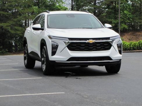Used 2025 Chevrolet Trax LT w/ Driver Confidence Package FWD image 9