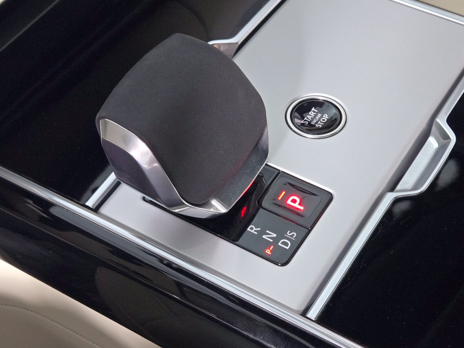 Used 2025 Land Rover Range Rover SE AWD/4WD image 31