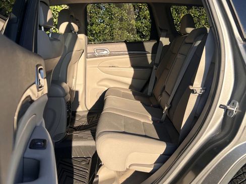 Used 2012 Jeep Grand Cherokee Laredo image 14