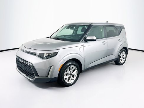 Used 2025 Kia Soul LX w/ LX Technology Package FWD image 3