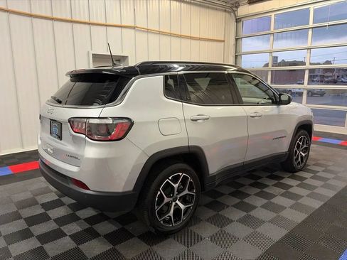Used 2025 Jeep Compass Limited AWD/4WD image 4