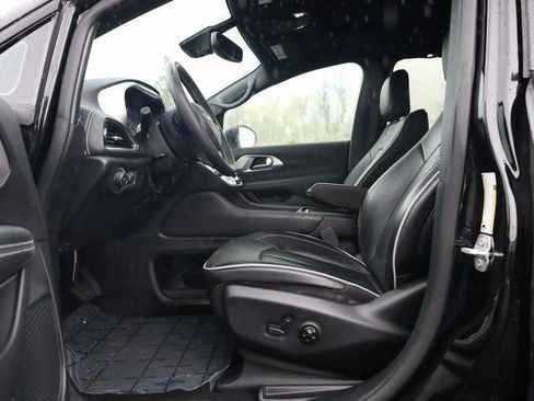 Used 2024 Chrysler Pacifica Limited w/ S Appearance Package image 13