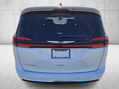Used 2024 Chrysler Pacifica Touring-L image 6