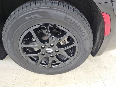 Used 2023 Chrysler Pacifica Touring-L FWD image 27