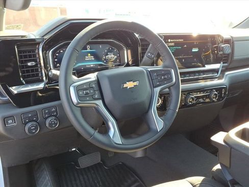 Used 2025 Chevrolet Silverado 2500 LT w/ Convenience Package image 9