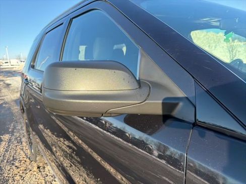 Used 2019 Ford Explorer XLT image 3