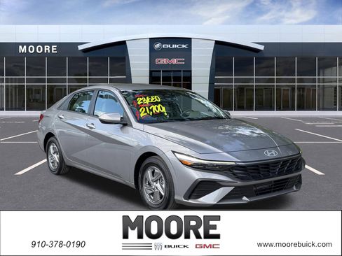 Used 2025 Hyundai Elantra SE w/ Cargo Package FWD image 1