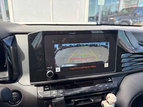 Used 2025 Toyota Camry SE w/ Convenience Package image 10