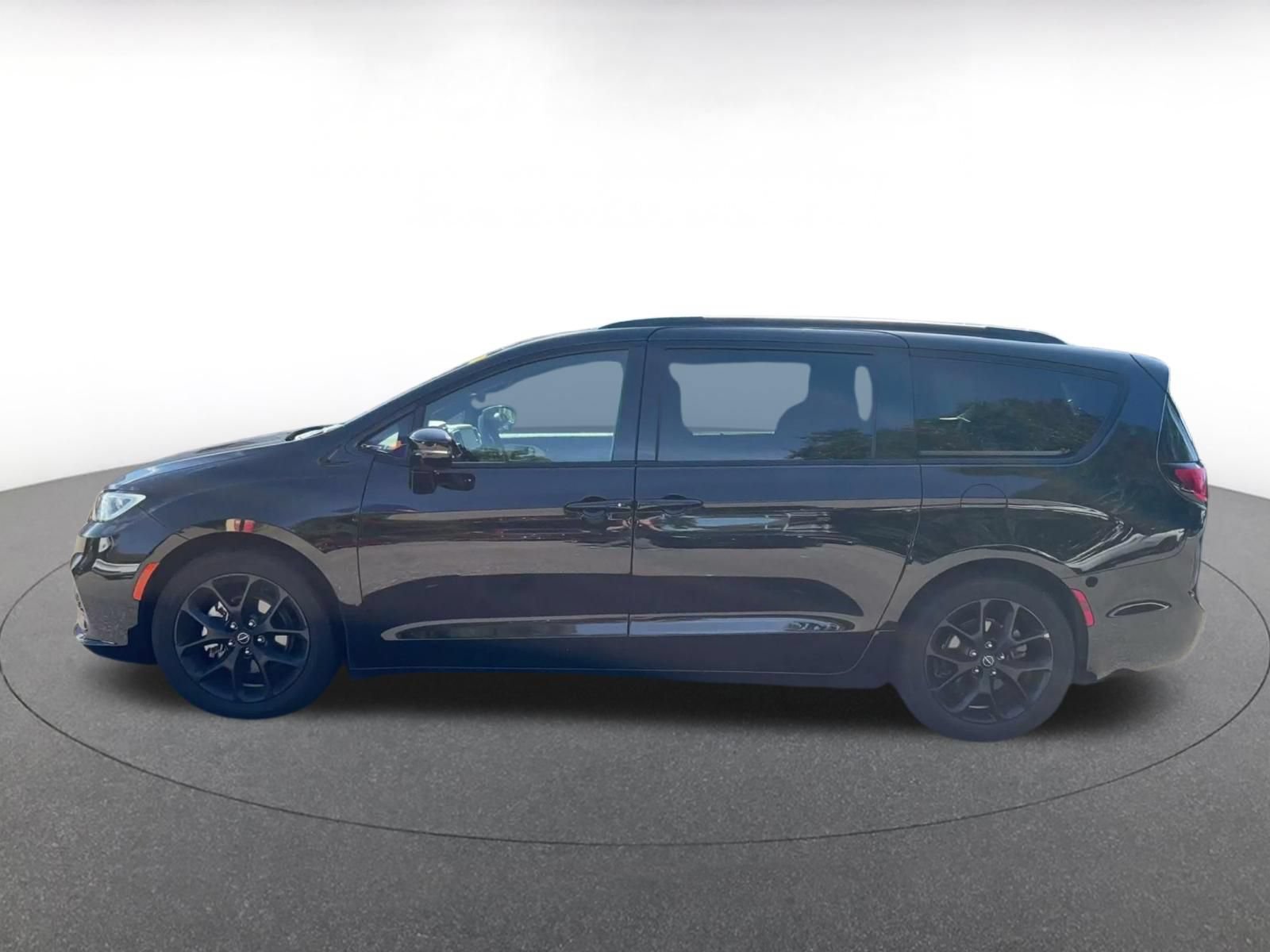 Used 2025 Chrysler Pacifica Limited FWD image 7