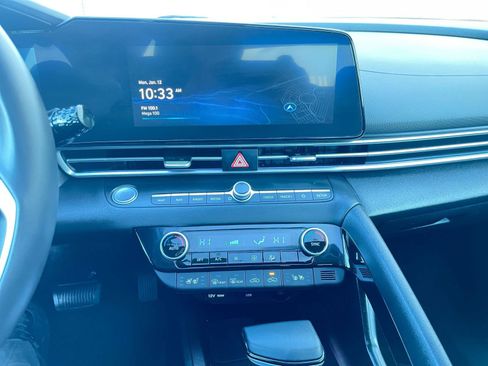 Used 2025 Hyundai Elantra Limited image 18