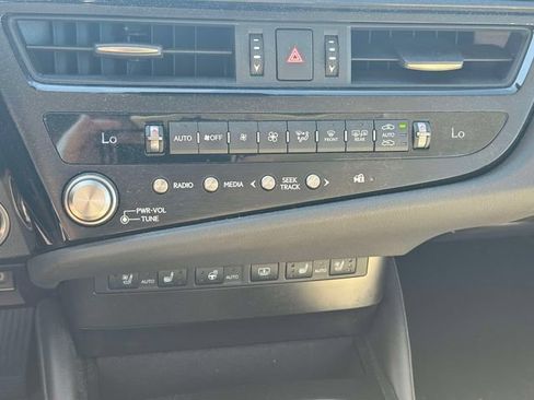 Used 2024 Lexus ES 300h w/ Luxury Package FWD image 36
