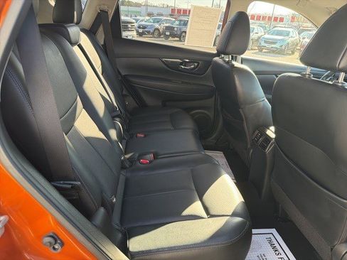 Used 2018 Nissan Rogue SL w/ Premium Package image 16