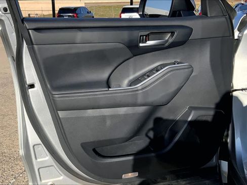 Used 2023 Toyota Highlander XLE image 20