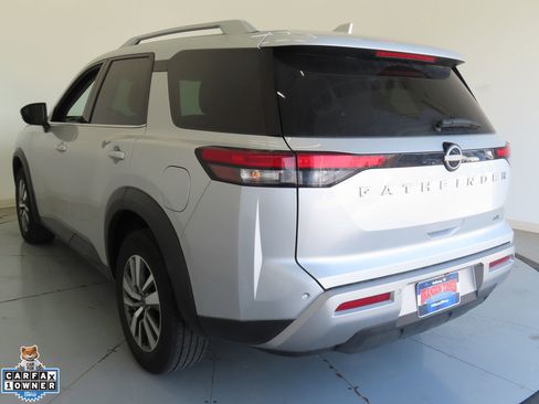 Used 2025 Nissan Pathfinder SL FWD image 6
