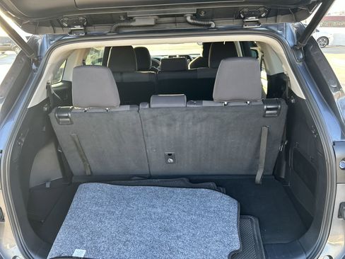 Used 2022 Toyota Highlander LE image 21