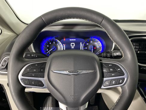 Used 2024 Chrysler Pacifica Touring-L image 20