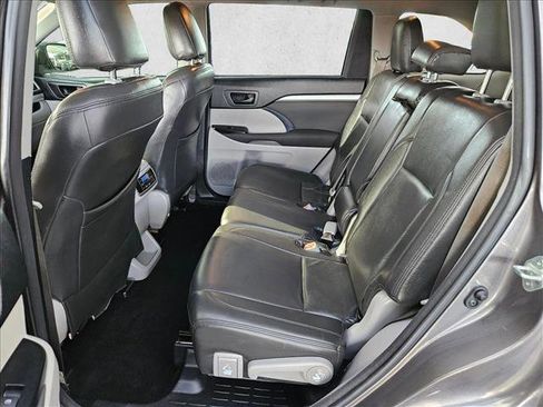 Used 2018 Toyota Highlander LE FWD image 13