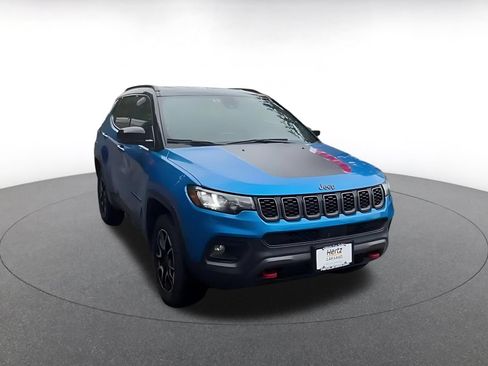 Used 2025 Jeep Compass Trailhawk AWD/4WD image 3