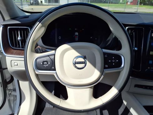 Used 2022 Volvo XC60 B5 Momentum image 8
