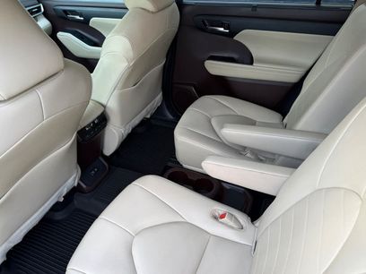 Used 2021 Toyota Highlander XLE